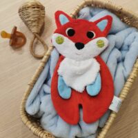 adorable doudou plat pour bébé fabriqué de façon artisanale, à la main, en France. Doudou originale. Doudou renard pour bébé. doudou fabriqué dans le cantal 2pommes et un mammouth