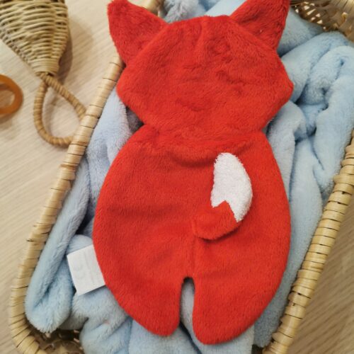 adorable doudou plat pour bébé fabriqué de façon artisanale, à la main, en France. Doudou originale. Doudou renard pour bébé. doudou fabriqué dans le cantal 2pommes et un mammouth