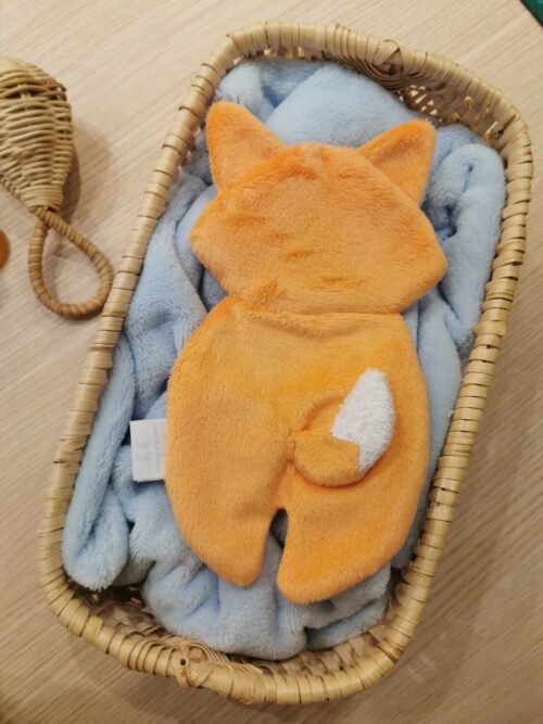 adorable doudou plat pour bébé fabriqué de façon artisanale, à la main, en France. Doudou originale. Doudou renard pour bébé. doudou fabriqué dans le cantal 2pommes et un mammouth